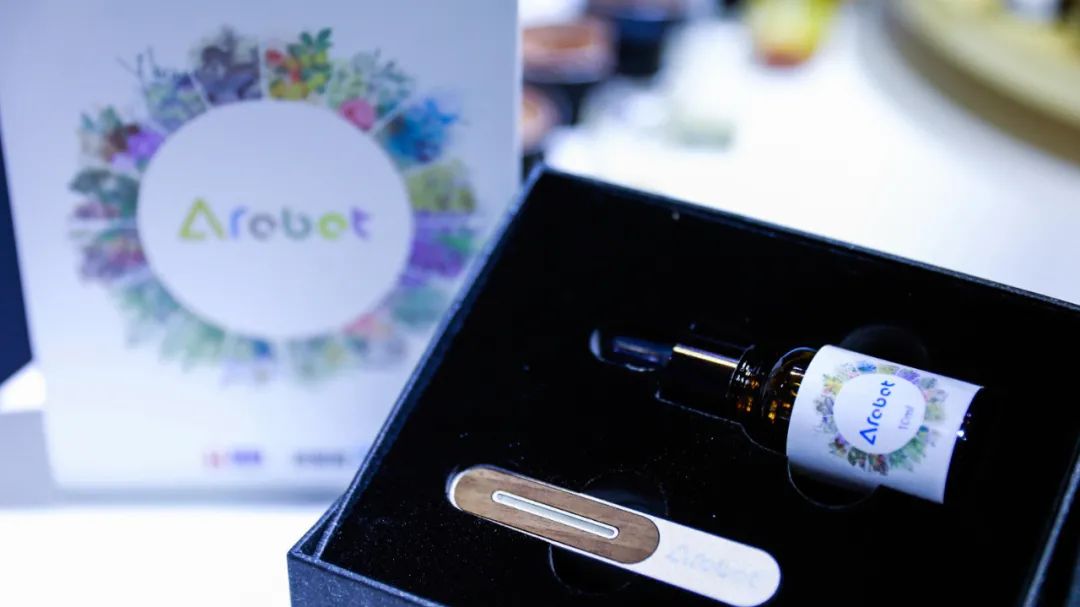 华宝携人工智能创香大师“Arobot”亮相进博会