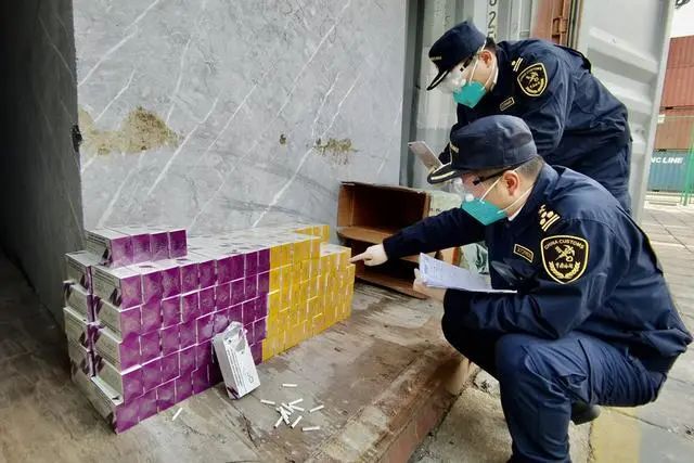 厦门海关查获11万支电子烟弹，藏匿于大理石荒料集装箱中