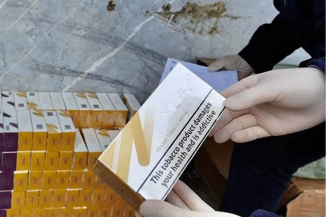 厦门海关查获11万支电子烟弹，藏匿于大理石荒料集装箱中