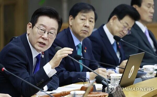 李在明总统16日在世宗政府大楼举行的内阁会议上发表讲话。（来源：韩联社）